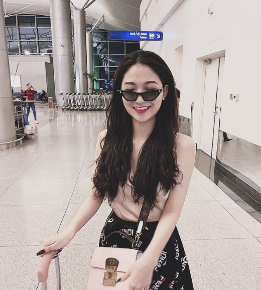 Vũ Thị Anh Thư từng ghi danh Hoa hậu Việt Nam 2020 song không tiến sâu. Người đẹp quê Hà Nam từng đảm nhận vai phụ trong các dự án như Về nhà đi con, Tình yêu và tham vọng, Đại gia chân đất... Nhờ vậy, hình ảnh của cô trở nên quen thuộc với khán giả.