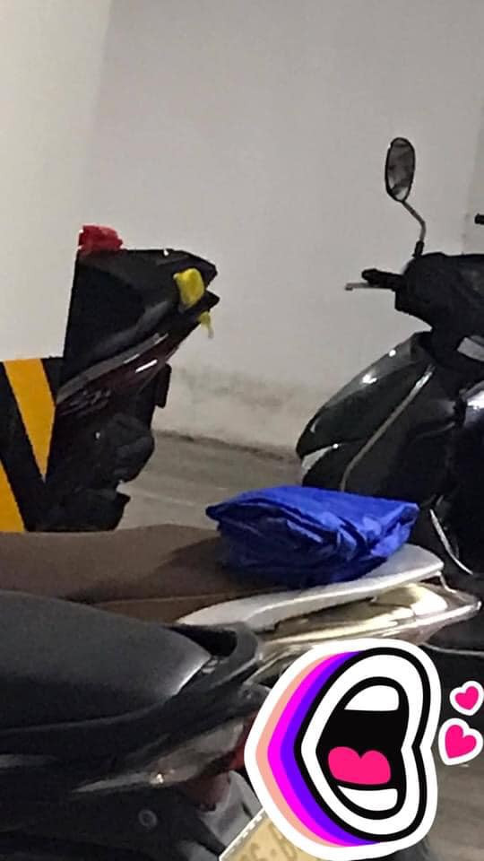 Những hình ảnh này được tài khoản Nguyễn Nguyên Hà chia sẻ trên mạng xã hội. Trong bài bạn Nguyễn Nguyên Hà viết, khi xuống hầm lấy xe đã thấy tất cả áo mưa của mọi người đều được gấp gọn để trên xe. Ảnh: Nguyễn Nguyên Hà