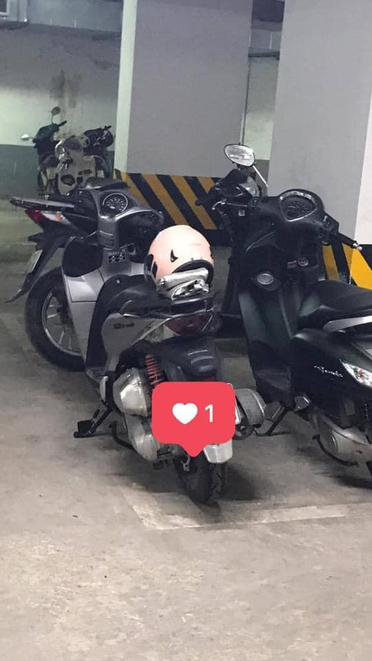 "Bác gấp đó, thấy mọi người treo áo khô rồi bác gấp hộ luôn, hôm nay nắng rồi mà, mọi người đi làm đi học vội gấp áo mưa mất thời gian ra. Lúc đó mình chỉ biết cảm ơn, cảm ơn bác rất nhiều vì đã cho cháu thấy xung quanh ta vẫn có những điều đáng yêu tốt đẹp đến như vậy" - bạn Nguyễn Nguyên Hà chia sẻ. Ảnh: Nguyễn Nguyên Hà