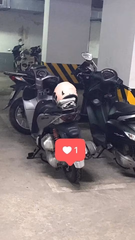 "Bác gấp đó, thấy mọi người treo áo khô rồi bác gấp hộ luôn, hôm nay nắng rồi mà, mọi người đi làm đi học vội gấp áo mưa mất thời gian ra. Lúc đó mình chỉ biết cảm ơn, cảm ơn bác rất nhiều vì đã cho cháu thấy xung quanh ta vẫn có những điều đáng yêu tốt đẹp đến như vậy" - bạn Nguyễn Nguyên Hà chia sẻ. Ảnh: Nguyễn Nguyên Hà