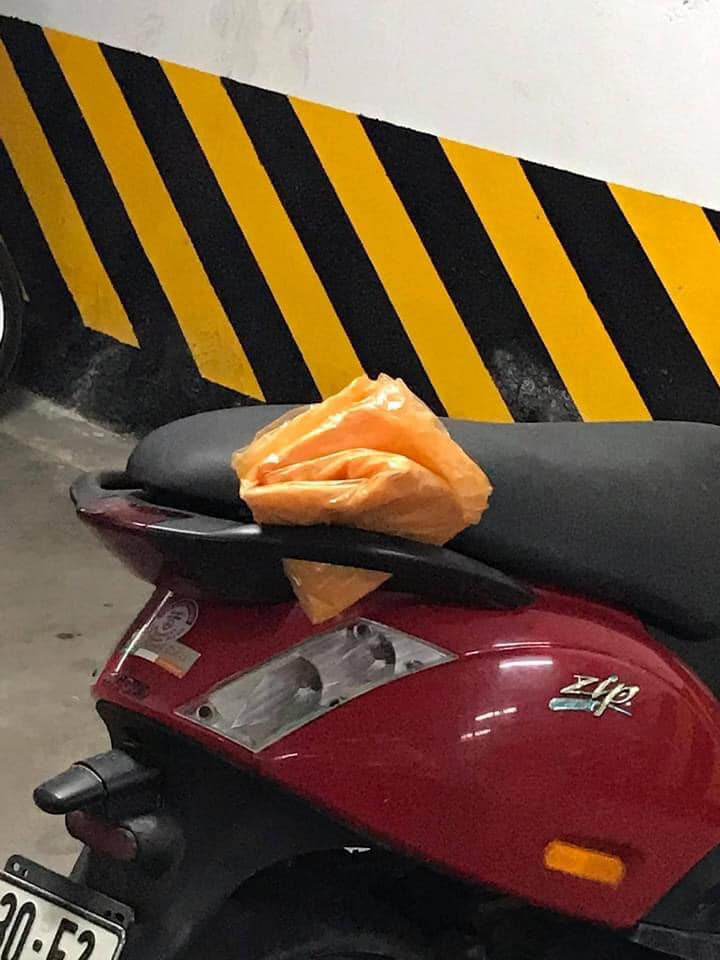 Câu chuyện bác bảo vệ gấp áo mưa đã nhanh chóng thu hút sự chú ý của cư dân mạng. Chỉ sau vài giờ đăng tải, những hình ảnh này đã thu về hàng chục ngàn like và bình luận. Ảnh: Nguyễn Nguyên Hà