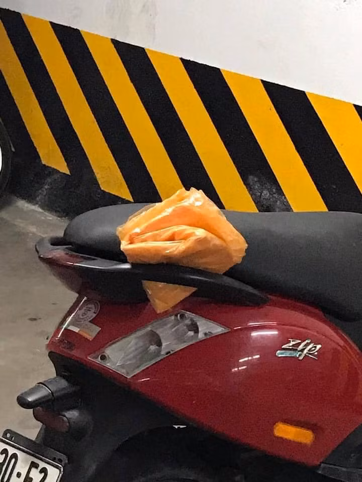 Câu chuyện bác bảo vệ gấp áo mưa đã nhanh chóng thu hút sự chú ý của cư dân mạng. Chỉ sau vài giờ đăng tải, những hình ảnh này đã thu về hàng chục ngàn like và bình luận. Ảnh: Nguyễn Nguyên Hà