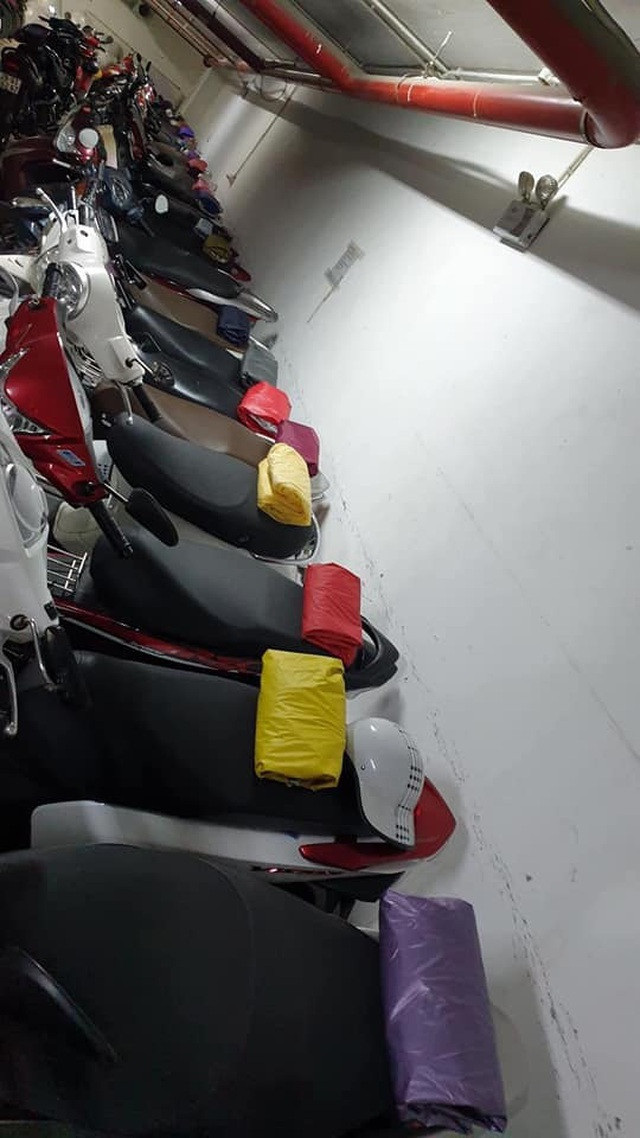 Câu chuyện về bác bảo vệ gấp gọn áo mưa hiện vẫn nhận được rất nhiều những phản hồi tích cực và chia sẻ của đông đảo cư dân mạng. Ảnh: Quỳnh Anh Trần