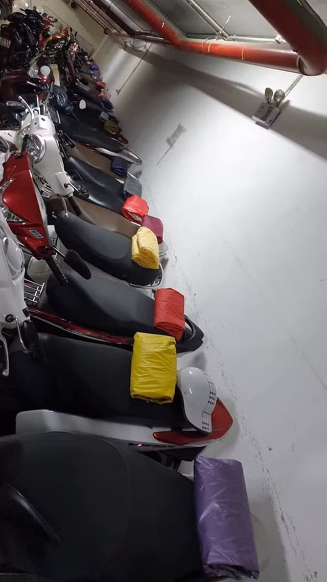 Câu chuyện về bác bảo vệ gấp gọn áo mưa hiện vẫn nhận được rất nhiều những phản hồi tích cực và chia sẻ của đông đảo cư dân mạng. Ảnh: Quỳnh Anh Trần