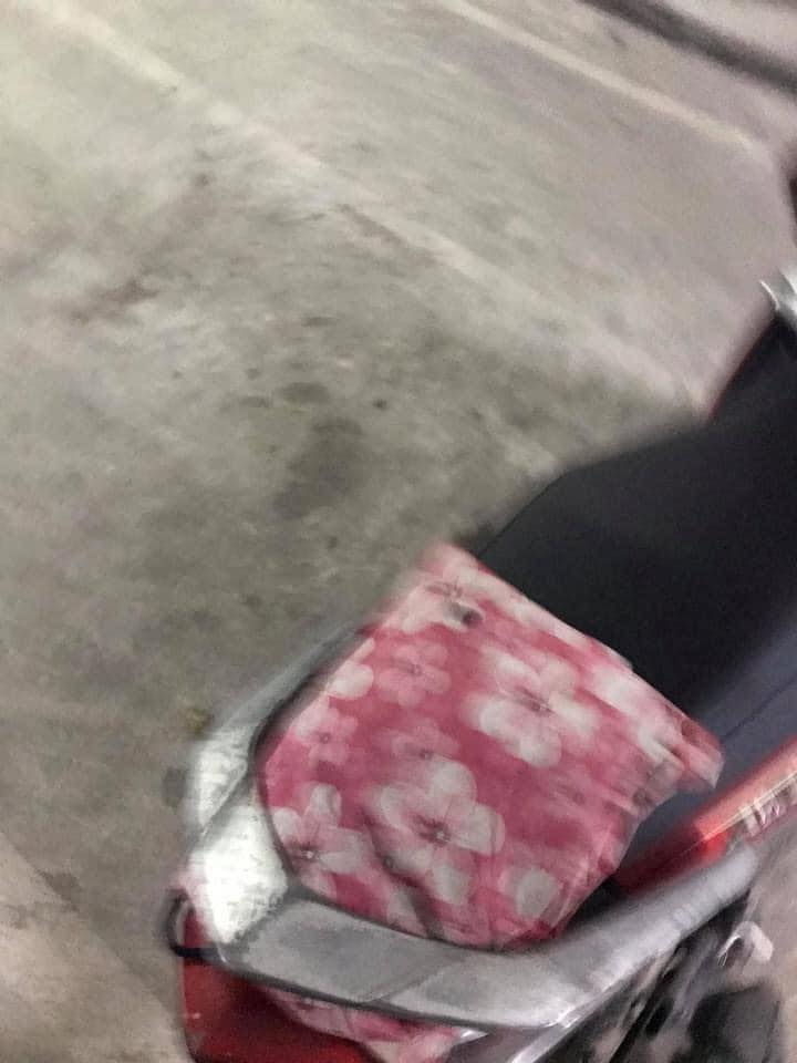 Tất cả áo mưa của cư dân chung cư được bác bảo vệ gấp gọn gàng, để ngay ngắn trên yên xe. Ảnh: Nguyễn Nguyên Hà