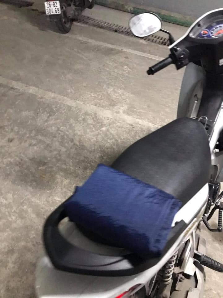 "Đọc xong rớm nước mắt. Ấy vậy mà ngày trước đi làm, để xe dưới hầm, không bị mất áo mưa, mũ BH đã cảm thấy ấm lòng lắm rồi. Cảm ơn chú !", "Đâu đó giữa xã hội đầy rẫy bon chen và những con người xảo quyệt thì vẫn có những người tử tế",...- không ít cư dân mạng để lại bình luận tích cực và lời khen cho bác bảo vệ. Ảnh: Nguyễn Nguyên Hà