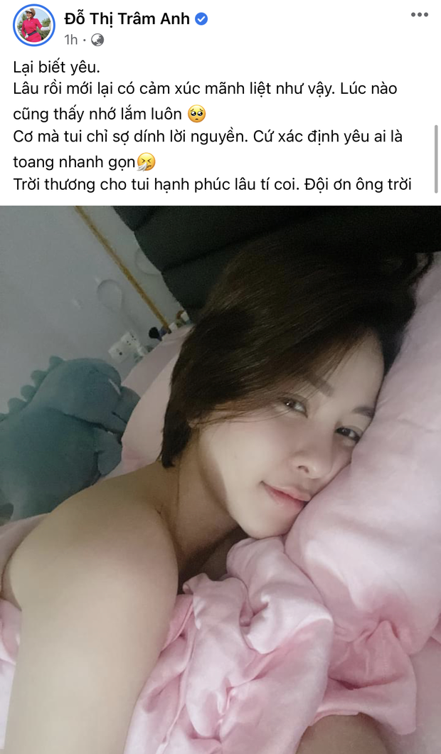 Trong những chia sẻ của mình trên trang cá nhân, gái xinh xứ Thanh cho biết mình lại biết yêu. Cô cũng tâm sự lâu lắm rồi mới có lại những cảm xúc mãnh liệt như thế, lúc nào cũng nhớ mong.