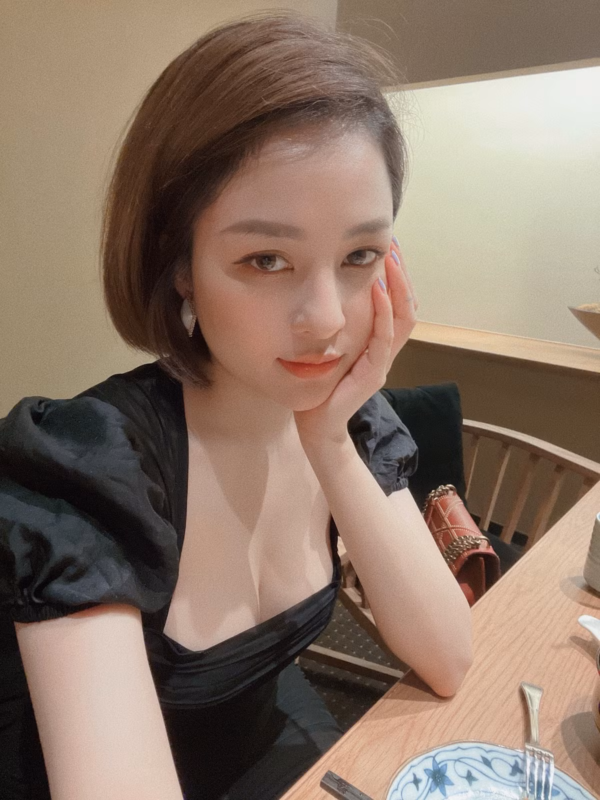 Sau khi đăng tải, bức ảnh cùng status này nhanh chóng nhận về sự chú ý cực lớn từ cư dân mạng, bạn bè cũng thay nhau vào hỏi han, dặn dò nàng hot girl. Đa phần, netizen đều chúc phúc cho Trâm Anh cuối cùng cũng tìm được hạnh phúc.