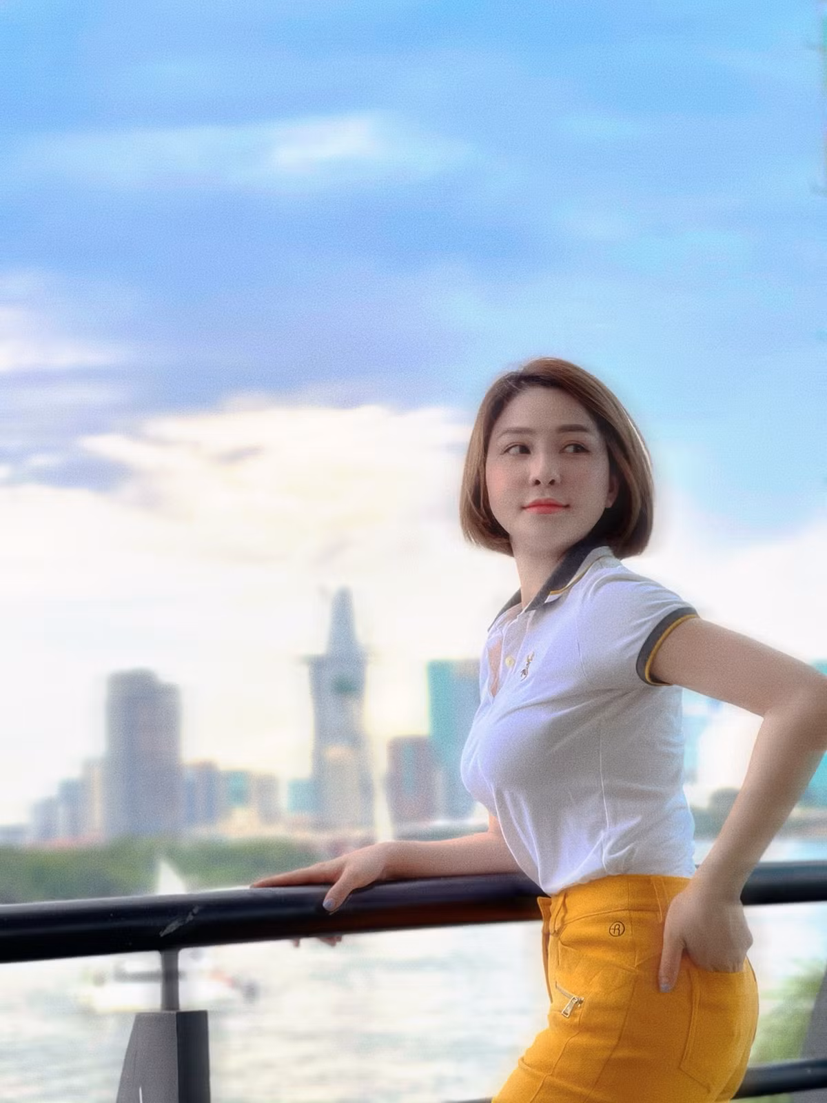 Trên trang cá nhân, Trâm Anh chia sẻ những hình ảnh, status lạc quan, vui tươi trong cuộc sống.