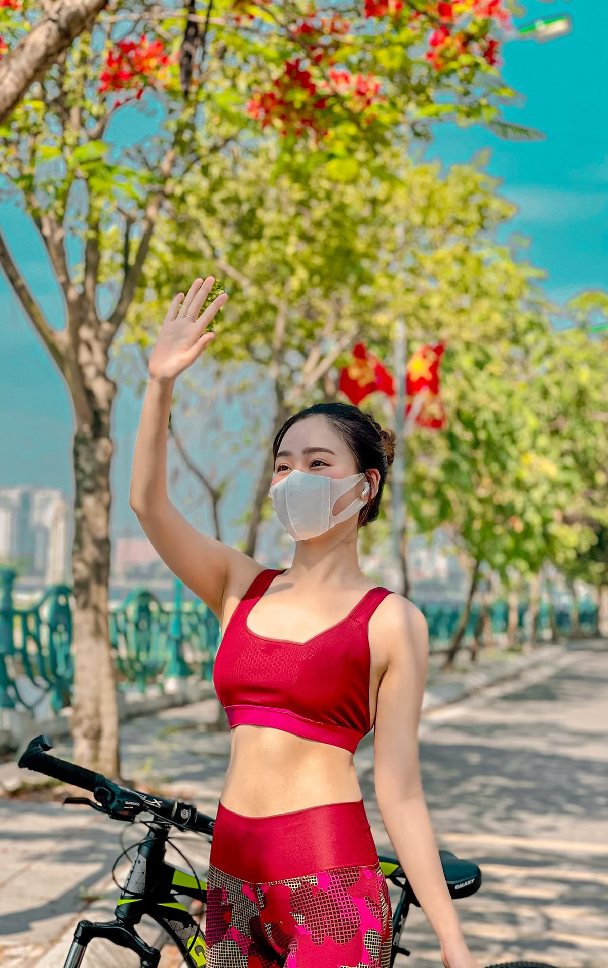 Mới đây, cộng đồng mạng vô cùng thích thú trước những hình ảnh khỏe khoắn, xinh đẹp của một nữ sinh khi đạp xe quanh hồ Tây (Hà Nội). Dù đeo khẩu trang thế nhưng cô gái này vẫn cuốn hút bởi vóc dáng đẹp chuẩn chỉnh của chính mình.