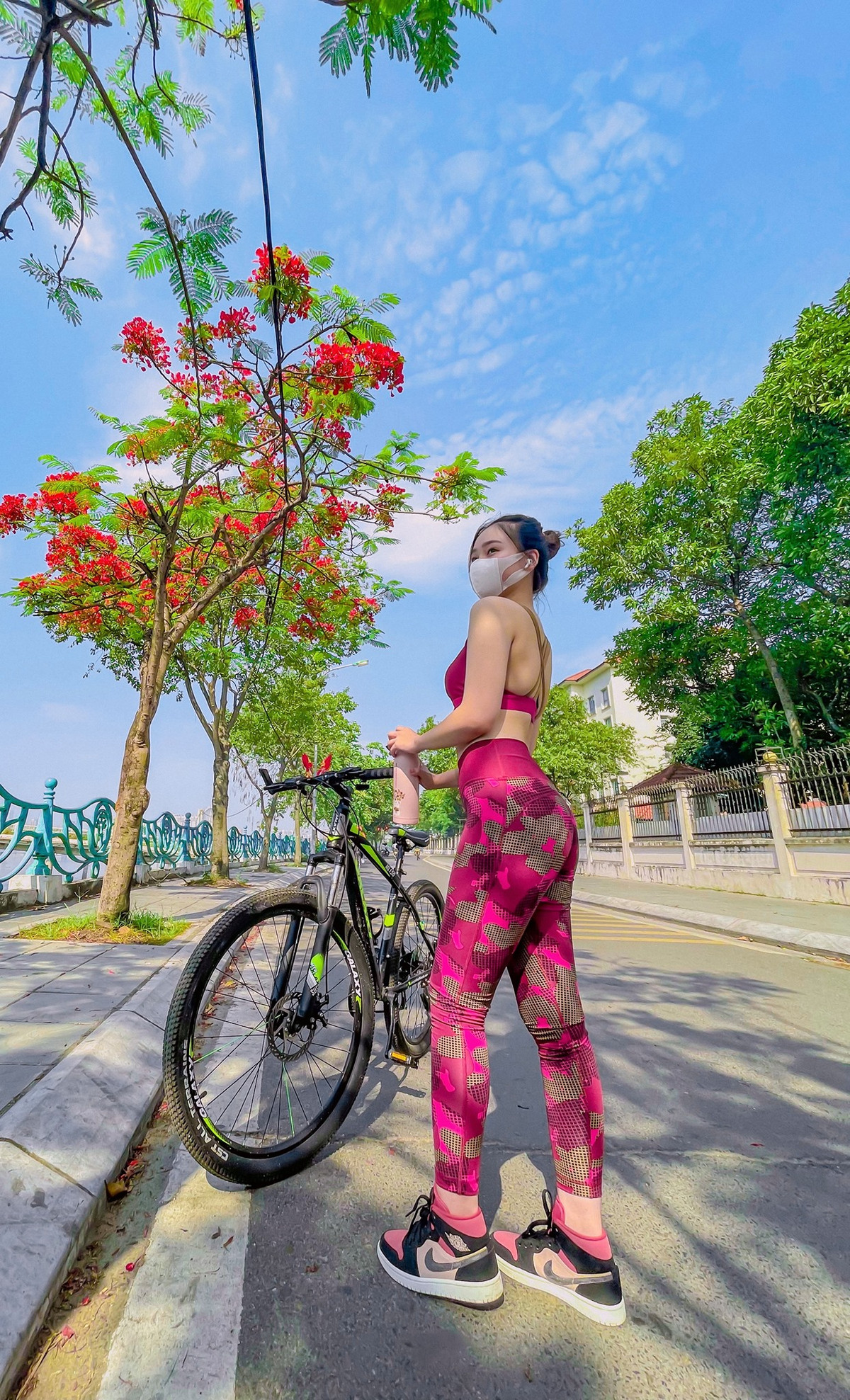 Sau khi được chia sẻ trên mạng xã hội và truy tìm "info" được biết, đây là cái tên khá quen mặt trong giới trẻ. Được biết, cô nàng ấy là Nguyễn Ngọc Anh, sinh năm 2001, hiện đang là sinh viên trường Đại học Thủ đô.