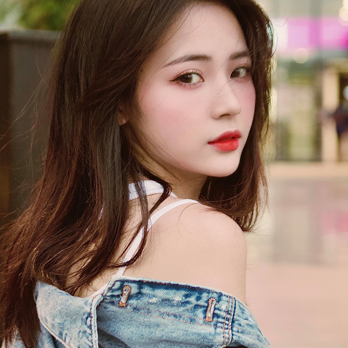 Nguyễn Linh Thu (Junny) là hot girl mới nổi thời gian gần đây từ khi cô nàng tham gia đóng MV ca nhạc "Yêu người đến sau" của ca sĩ Thành Đạt.