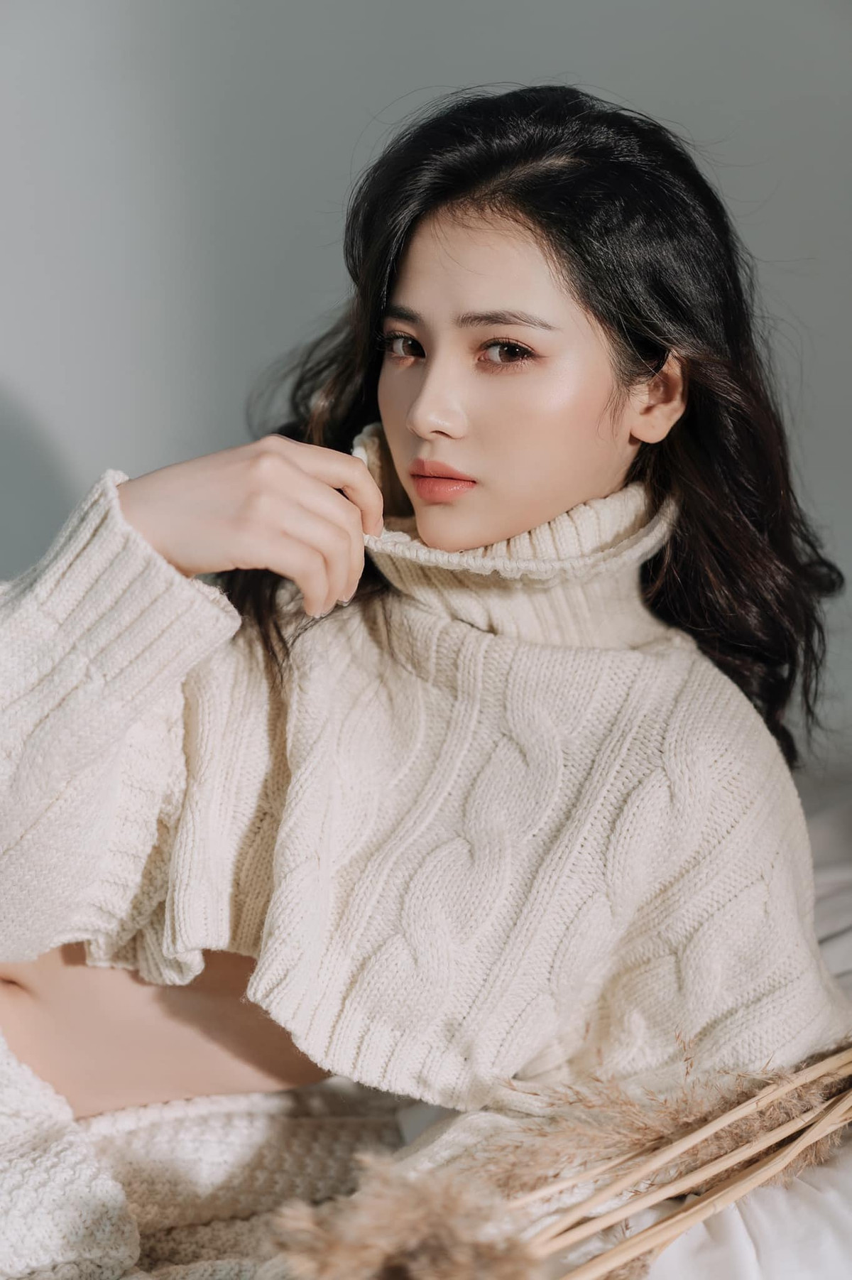 Cô gái sinh năm 2000 có biểu cảm gương mặt và thần thái vô cùng cuốn hút trong mỗi shoot hình.