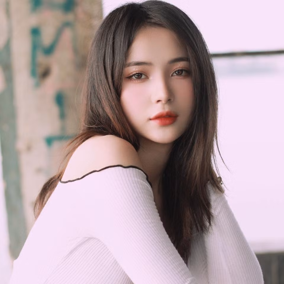 Gái xinh sinh năm 2000 hiện đang sinh sống và làm việc tại Hà Nội. Sau khi tham gia đóng MV, Linh Thu đang dần khẳng định bản thân trên con đường nghệ thuật của mình.