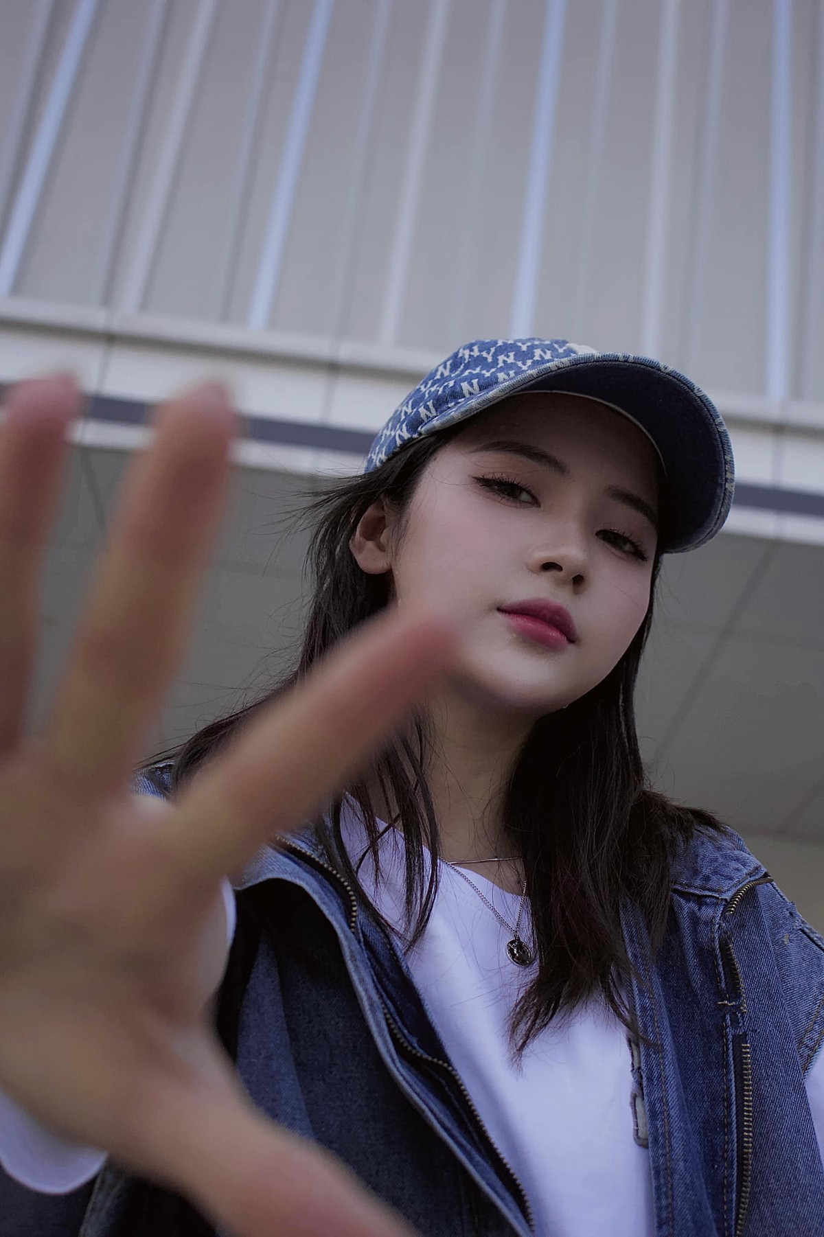 Công việc hiện tại của cô gái này là make up, ngoài ra Linh Thu còn là diễn viên, mẫu ảnh tự do.