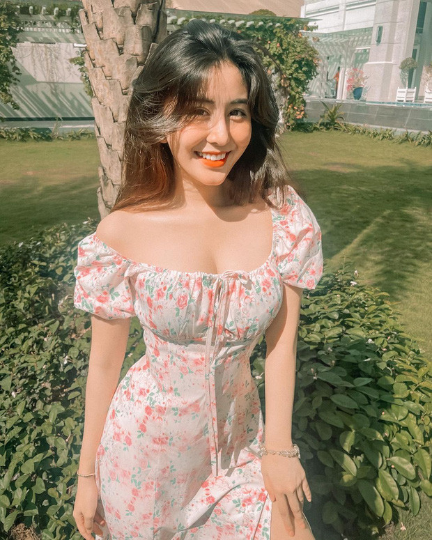 Trên MXH, Ngọc Trân thường chia sẻ khoảnh khắc thường ngày, ngoài đi học, cô nàng còn đi chơi, đi du lịch,...