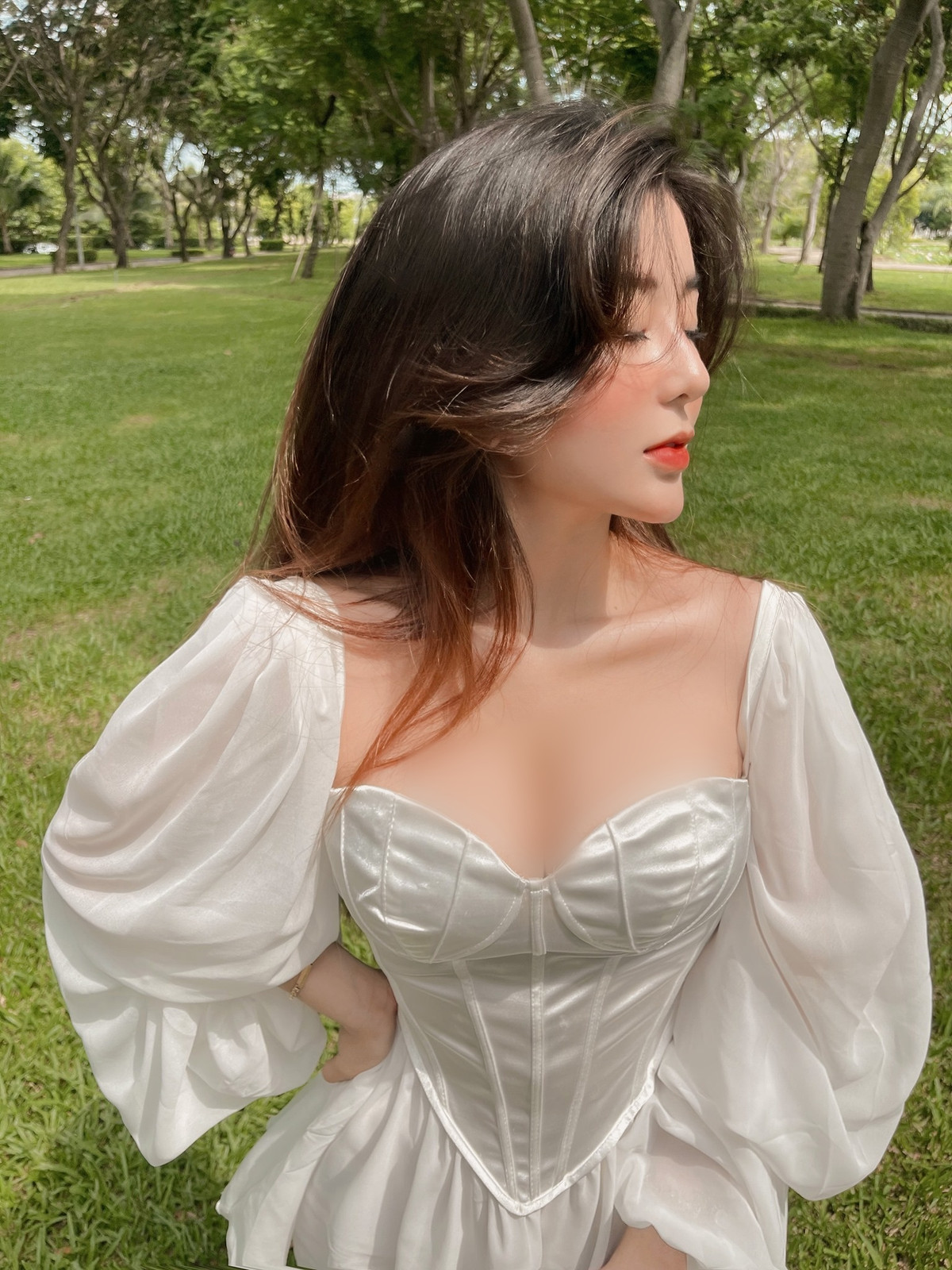 Bên cạnh đó, không ít cư dân mạng còn khen vòng eo con kiến của cô nàng này. Võ Ngọc Trân đã khoe được triệt để ưu thế vòng 1 nảy nở căng đầy, vòng eo nhỏ xíu đáng ngưỡng mộ cùng xương quai xanh cuốn hút.