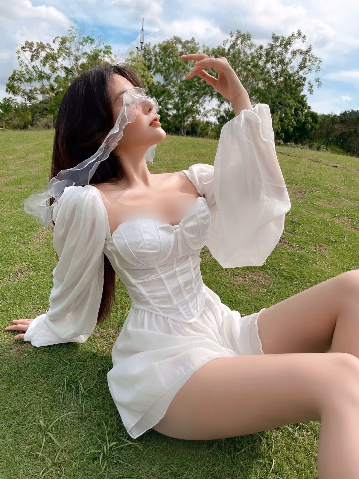 Chiếc váy với phần ngực khoét sâu đã khiến vòng 1 của gái xinh Sài thành dường như chực trào ra ngoài, ai nhìn cũng phải "đỏ mặt".