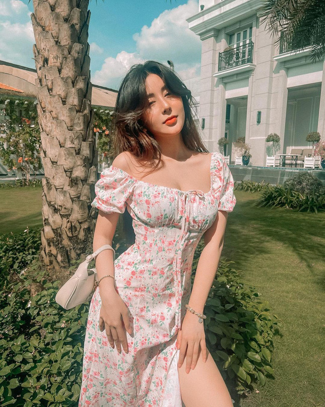 Nếu chăm chỉ like hình của Ngọc Trân thường xuyên bạn sẽ thấy cô nàng thường chọn những kiểu áo hở vai để khoe xương quai xanh, còn áo croptop thì khoe vòng eo con kiến.