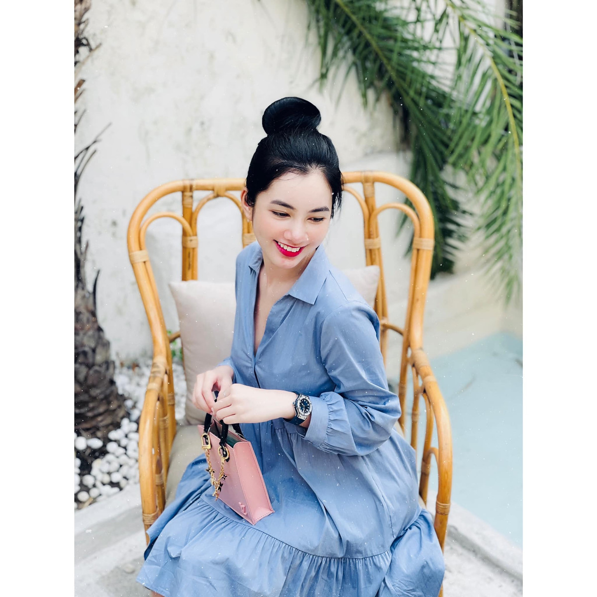 Sau khi công khai đường ai nấy đi với Lệ Quyên, Đức Huy liên tục lộ "hint" hẹn hò với tình trẻ kém tuổi Cẩm Đan.