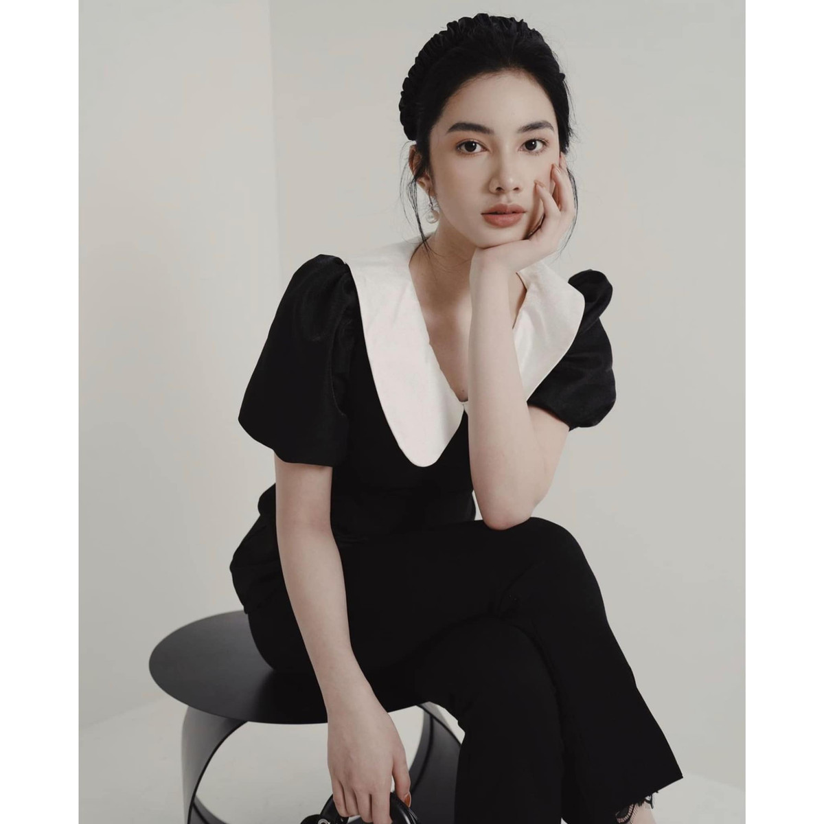 Đặc biệt, vì hình ảnh được chụp từ dưới, cô phải dùng tay che chắn phía sau nên lại càng cảm thấy hở hang nhiều hơn.