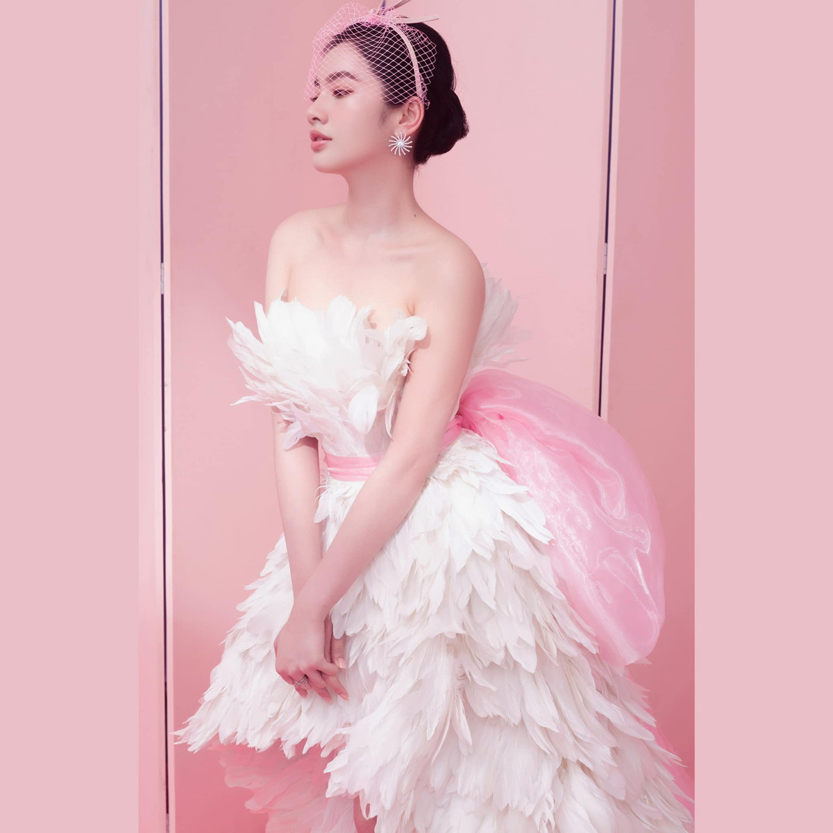 Từ khi trở thành bồ tin đồn của doanh nhân Đức Huy, gái xinh An Giang luôn gây chú ý với nhan sắc xinh đẹp, luôn lên đồ lộng lẫy, khiến ai nhìn cũng phải xuýt xoa.