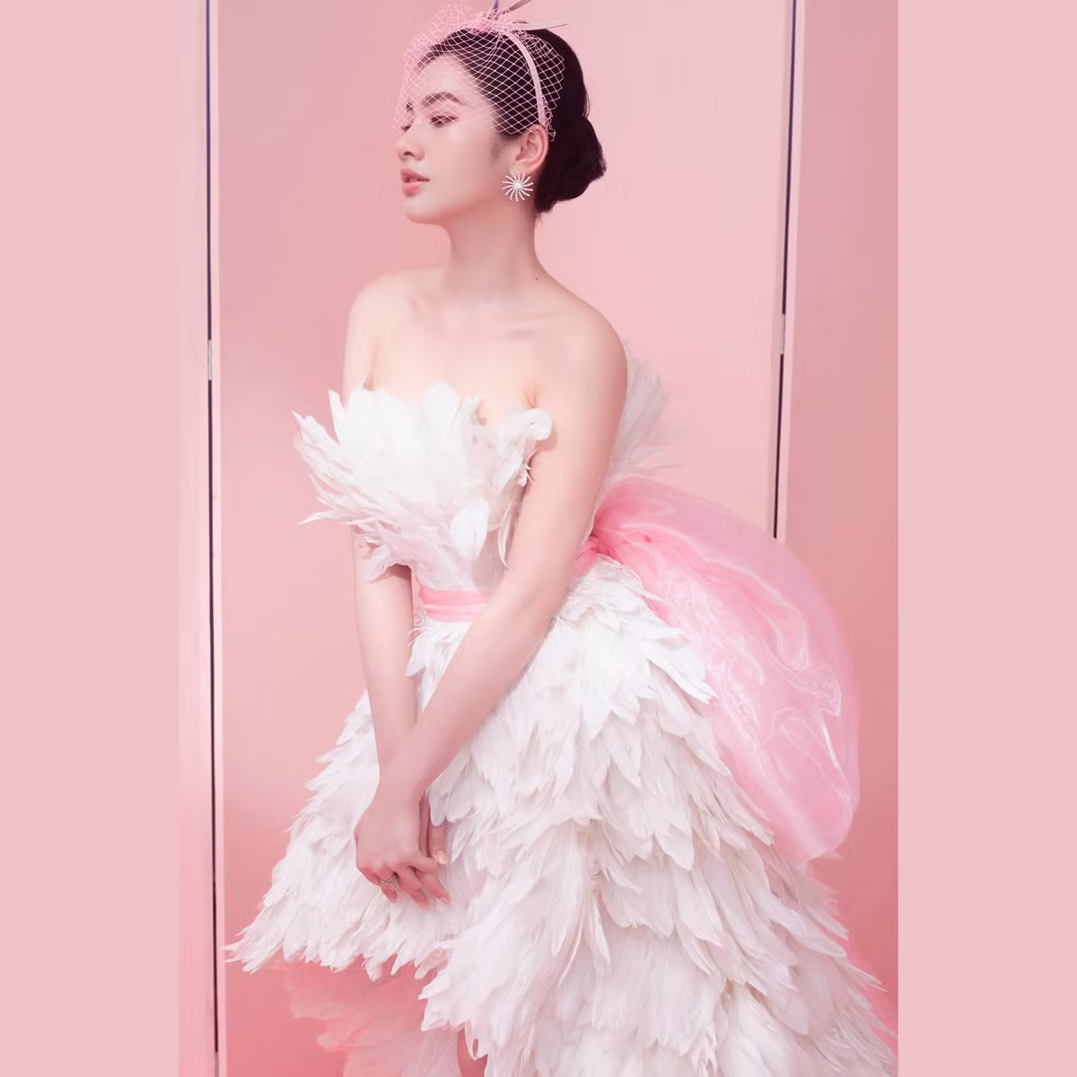 Từ khi trở thành bồ tin đồn của doanh nhân Đức Huy, gái xinh An Giang luôn gây chú ý với nhan sắc xinh đẹp, luôn lên đồ lộng lẫy, khiến ai nhìn cũng phải xuýt xoa.