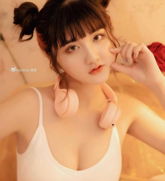 Cách đây chưa lâu, khi tham gia thử thách "vòng tay chạm rốn", nhan sắc của Phạm Thị Hằng còn được báo Trung dành những lời khen có cánh.