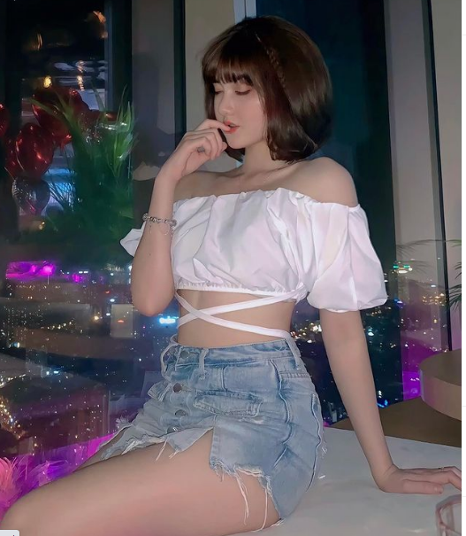 Nhờ gương mặt nổi bật, body nóng bỏng, cô nàng thu hút gần 200.000 lượt theo dõi trên trang cá nhân Facebook.