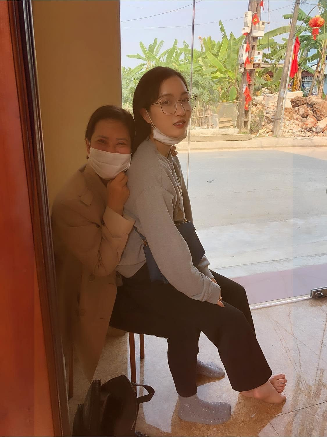 Không chỉ biết cách quan tâm, chăm sóc con dâu, mẹ chồng của cô gái còn luôn đứng ra bênh vực và nhắc nhở con trai phải biết tạo niềm tin và động lực cho vợ.