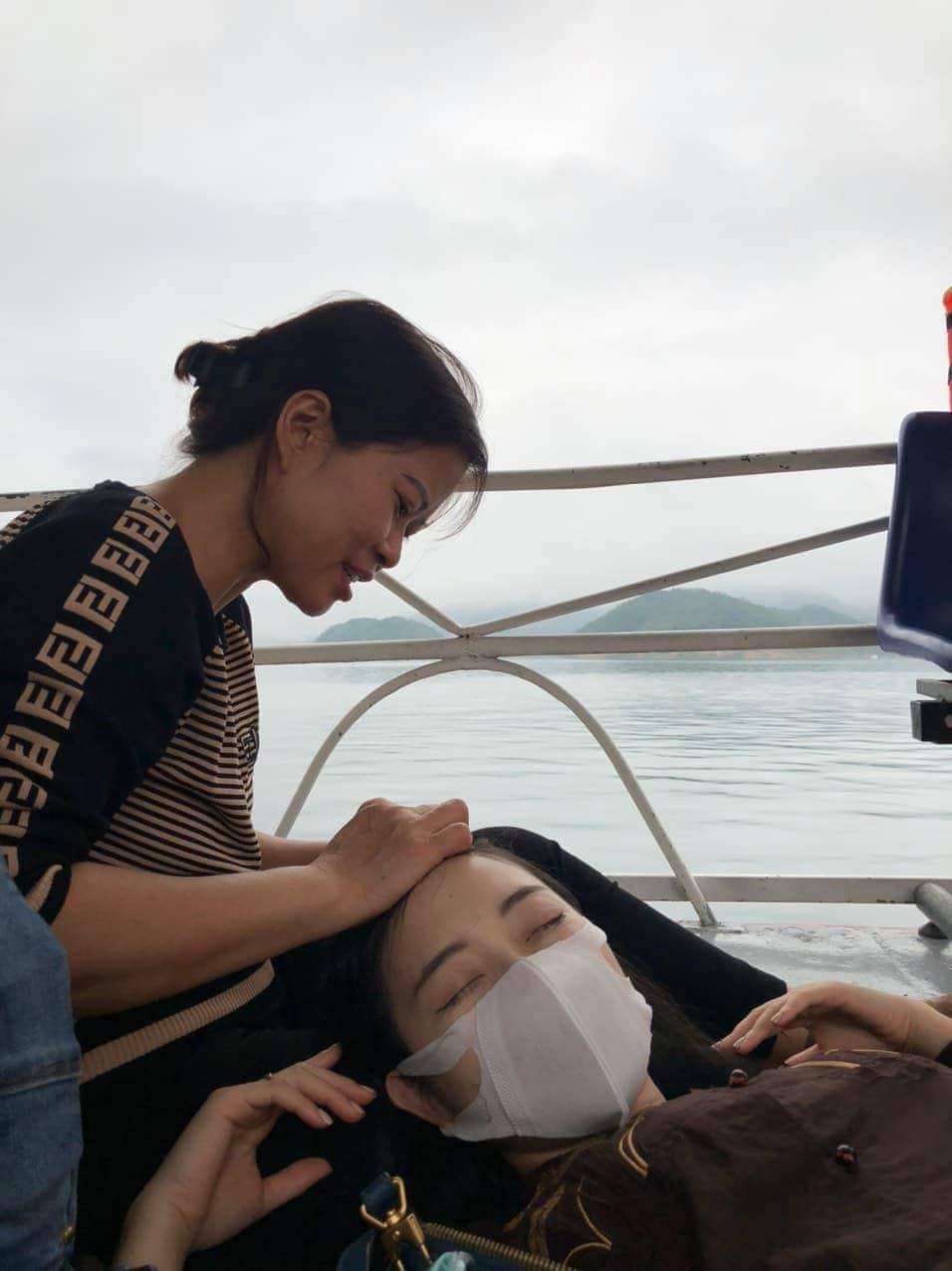 Sau khi về làm dâu, cô gái trẻ cũng được chiều chuộng y như đang ở nhà mẹ đẻ. Điển hình như việc bố mẹ chồng cho ngủ nướng đến 9-10 h mới gọi dậy ăn trưa, hay được mẹ chồng mua cháo gà tần rồi đủ thứ bồi bổ,...