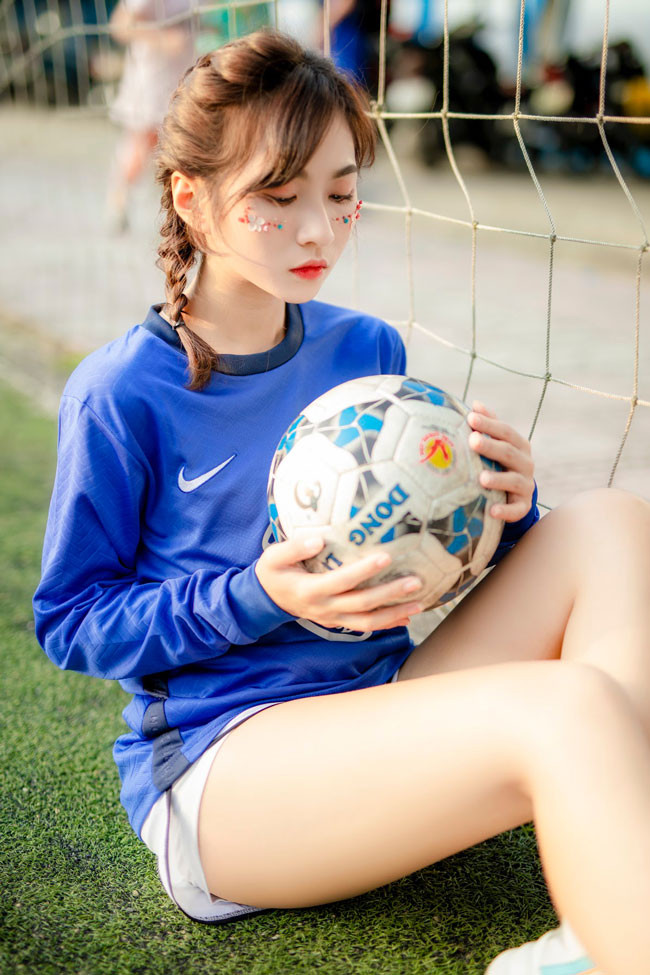 Ngoài đam mê với bóng đá, Minh Châu còn thích tập gym, đọc sách và du lịch,...Được biết cô đang là thành viên của Hội Cổ động viên chính thức của Chelsea tại Việt Nam.