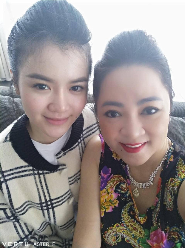 Mới đây, một bức ảnh chụp chung của bà Nguyễn Phương Hằng và con dâu được các cư dân mạng tìm ra. Đây là bức ảnh chụp chung hiếm hoi của mẹ chồng đại gia và nàng dâu hào môn.