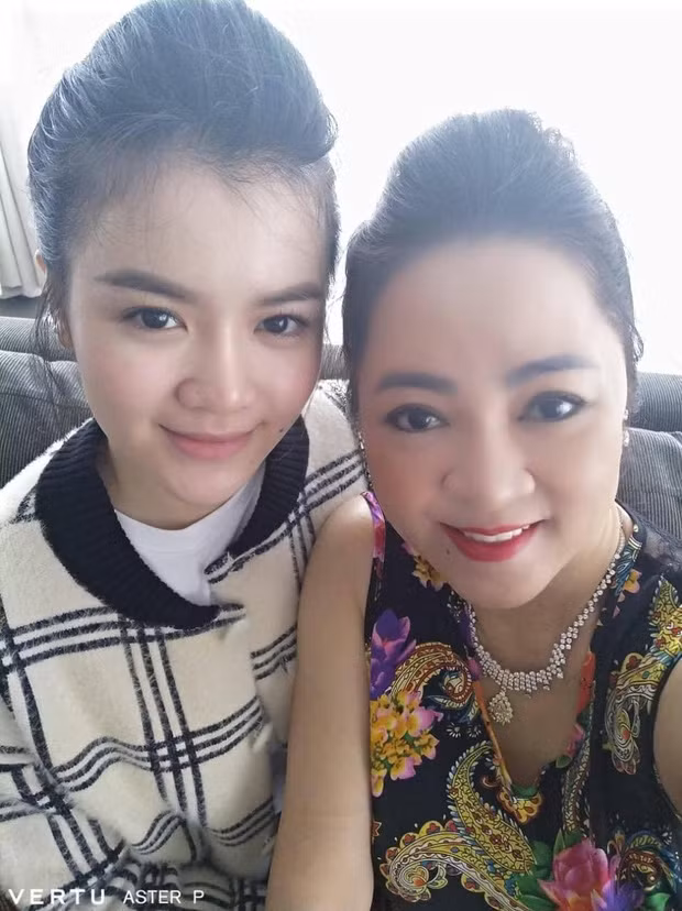 Mới đây, một bức ảnh chụp chung của bà Nguyễn Phương Hằng và con dâu được các cư dân mạng tìm ra. Đây là bức ảnh chụp chung hiếm hoi của mẹ chồng đại gia và nàng dâu hào môn.