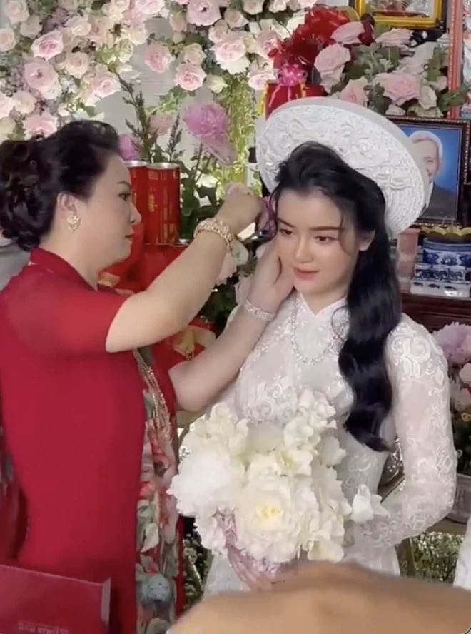 Trước đó, để thể hiện sự có tiền của mình, mẹ chồng Quế Long từng chia sẻ rằng kim cương ở nhà mình đong theo kilogam, vậy nên chẳng có gì lạ khi con dâu nữ đại gia cũng chuyên xài kim cương. Ảnh: Tổng hợp