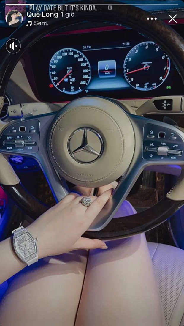 Quế Long mới đây đã chia sẻ trên story hình ảnh chụp vô lăng xe ô tô hạng sang, nhẫn kim cương và đồng hồ Franck Muller cũng full kim cương khiến netizen choáng váng.