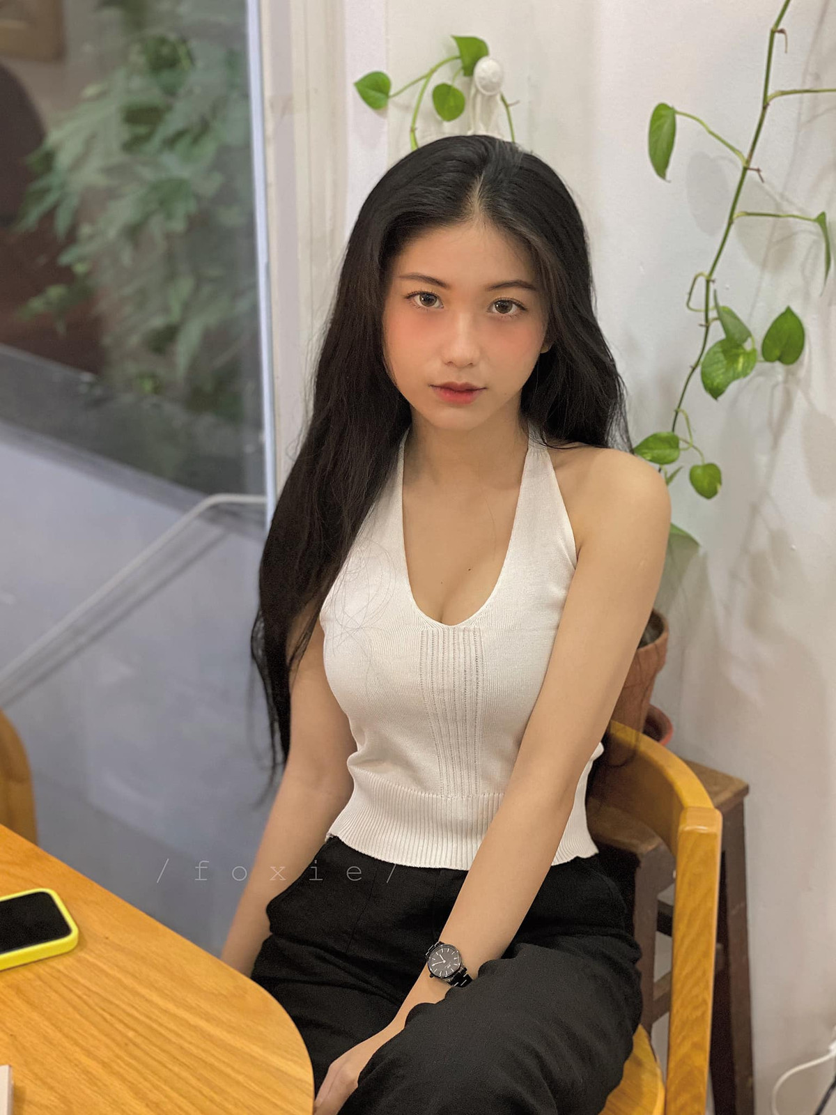 Với ngoại hình xinh xắn, trắng trẻo và chiều cao 1m60, Kim Anh hiện đang thử sức với nghề mẫu ảnh, quảng cáo sản phẩm cho các cửa hàng thời trang, mỹ phẩm.