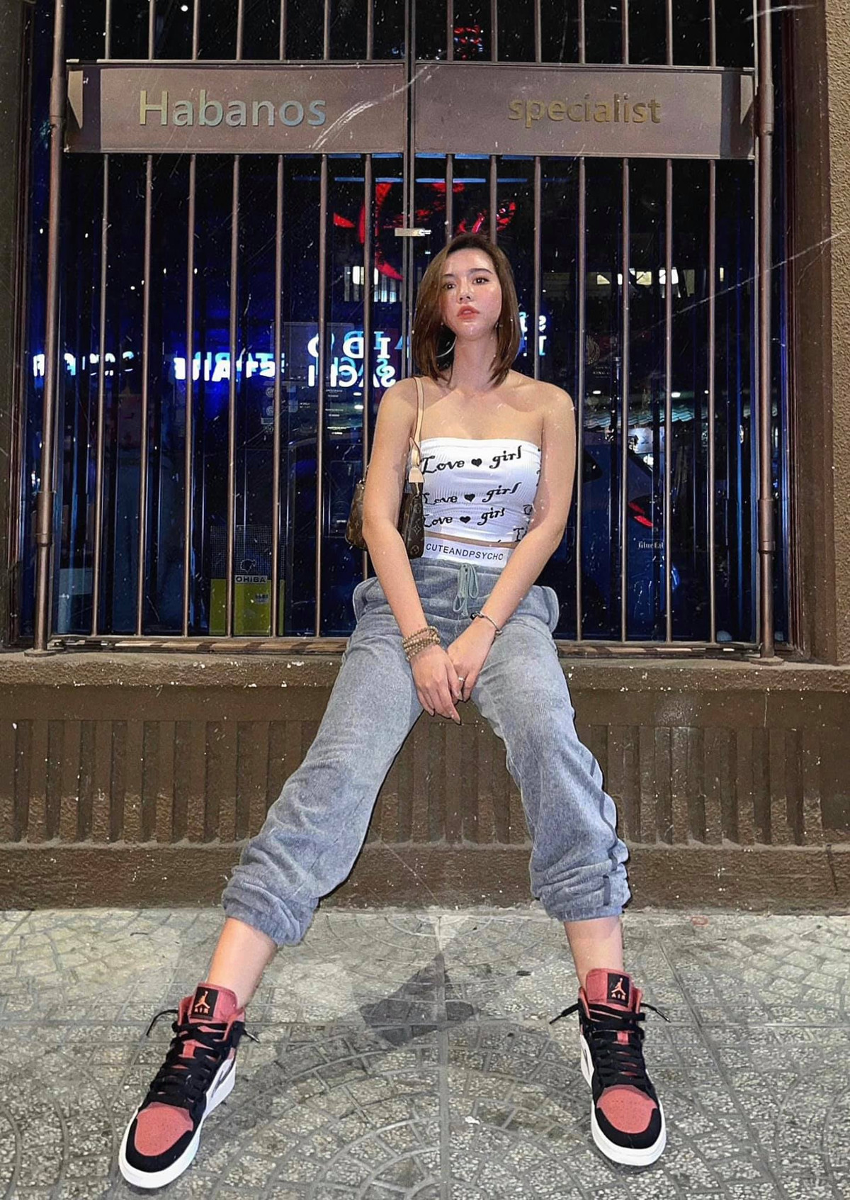 Ngoài công việc chính là diễn viên, 9X còn đầu tư kinh doanh nhiều lĩnh vực khác nhau như mỹ phẩm, nhà hàng.