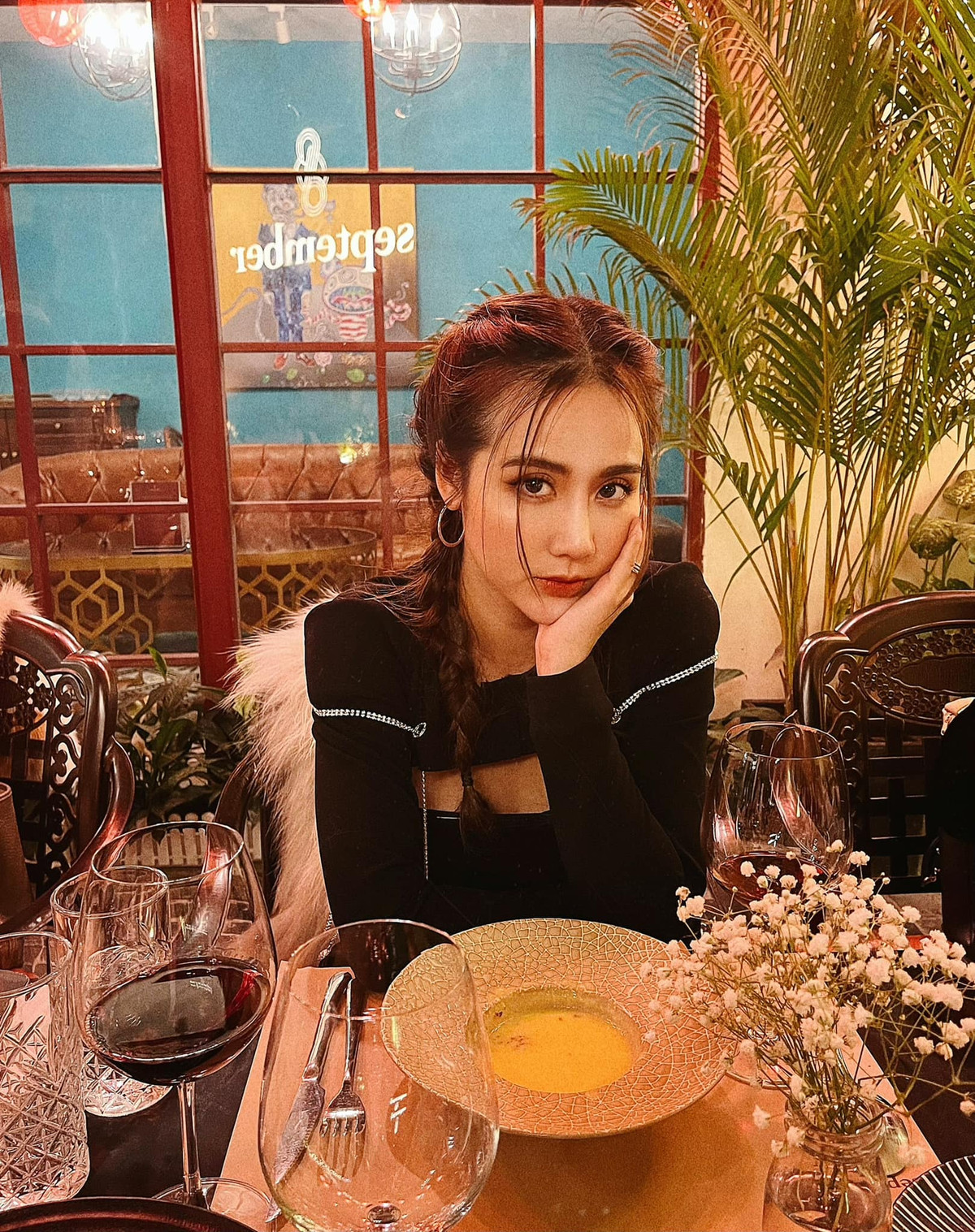 Dù không phải mẫu ảnh chuyên nghiệp nhưng thần thái khi chụp hình của cô được nhận xét "không phải dạng vừa".