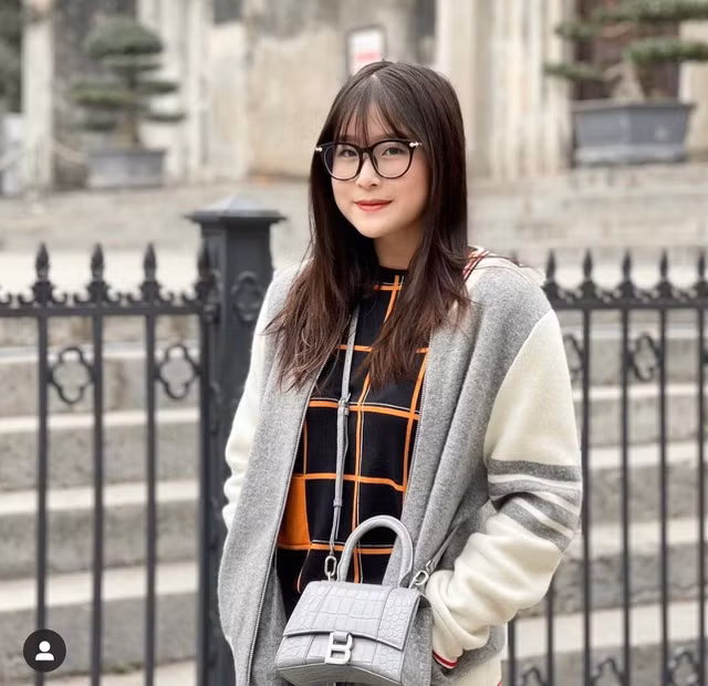 Trước câu hỏi này, nàng TikToker đã thẳng thắn chia sẻ, đây là sự lựa chọn của mỗi người, nên làm chuyện đó ở thời điểm mình hiểu được trách nhiệm và hậu quả hành động của mình.