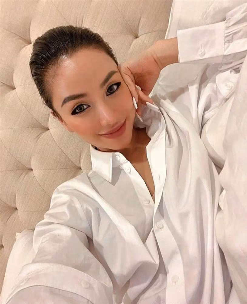 Cuộc sống sang chảnh, sung sướng của nữ rich kid không còn gì phải bàn cãi. Ngày nào cũng thấy cô nàng up story mặc đồ hiệu đi ăn nhà hàng, đi đu đưa tới bến,...và trở thành hình ảnh quen mặt đối với cư dân mạng.