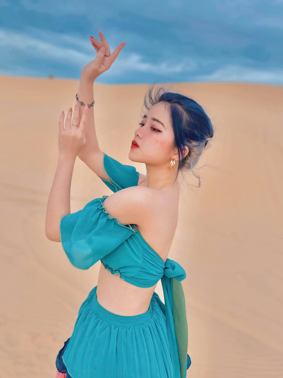 Khánh Ly là hot girl từng được báo Trung Quốc ca ngợi hết lời về nhan sắc. Cô nàng sở hữu gương mặt đẹp như nàng thơ và vóc dáng nóng bỏng.