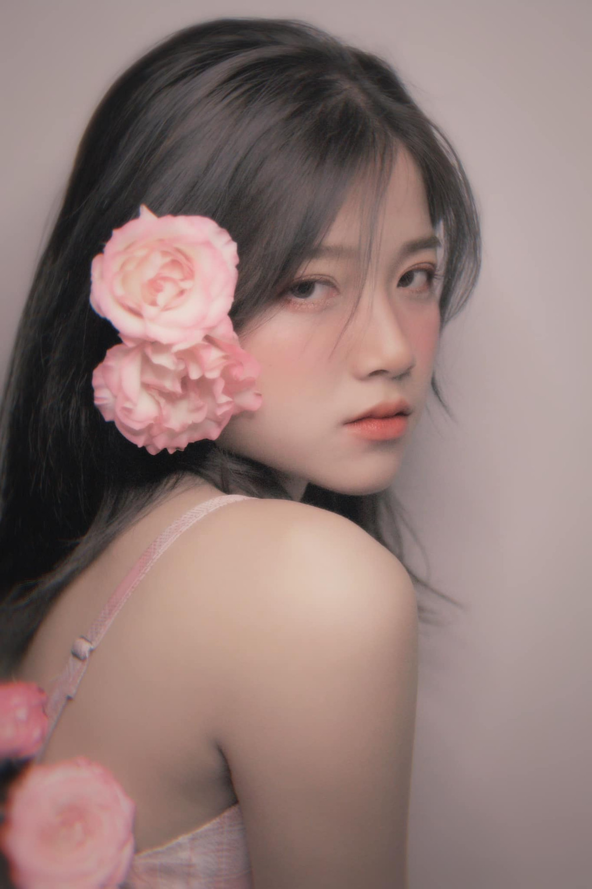 Trong một vài góc ảnh, cô bạn được nhận xét là trông khá giống hot girl Linh Ka