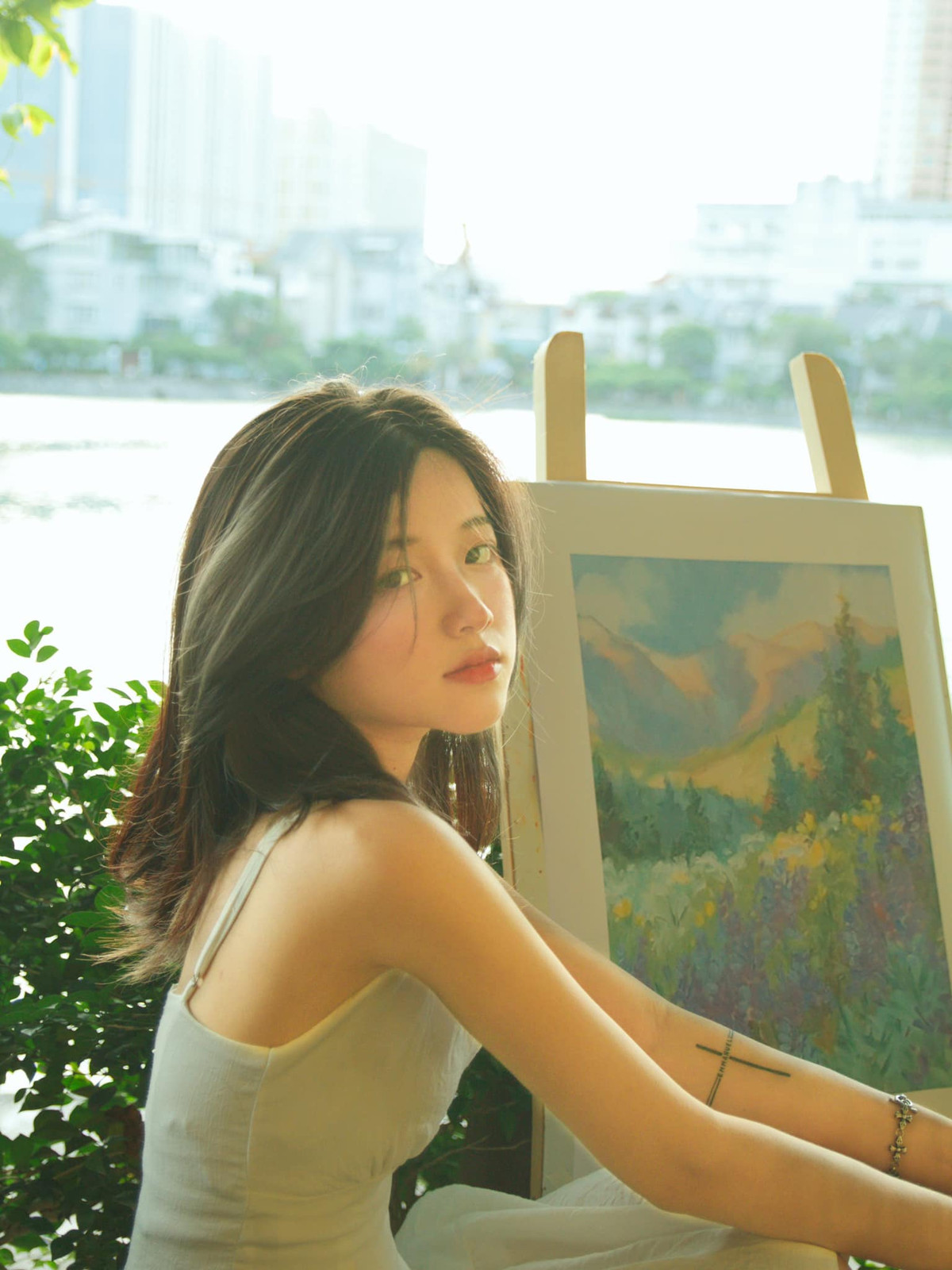 Vương Khánh Ly, sinh năm 2000 từng được biết đến là nữ sinh xinh đẹp của trường THPT chuyên Hùng Vương, Phú Thọ. Thời điểm đó, Khánh Ly hường xuyên bị nhầm, bị so sánh với Linh Ka bởi khuôn mặt khá giống.