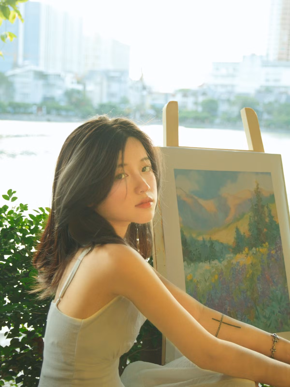 Vương Khánh Ly, sinh năm 2000 từng được biết đến là nữ sinh xinh đẹp của trường THPT chuyên Hùng Vương, Phú Thọ. Thời điểm đó, Khánh Ly hường xuyên bị nhầm, bị so sánh với Linh Ka bởi khuôn mặt khá giống.