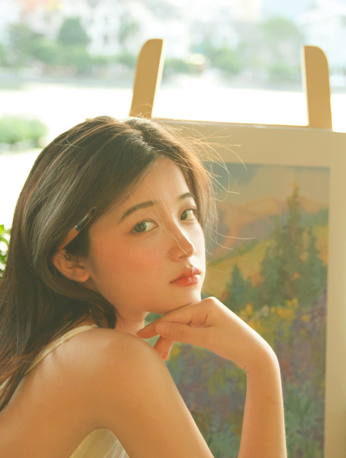 Ngoài việc học ở trường, Ly cũng tham gia làm mẫu ảnh. Cô bạn tiết lộ nguồn thu nhập từ công việc này đã giúp Ly tự lập được phần nào mà không cần nhờ đến sự trợ giúp từ bố mẹ.