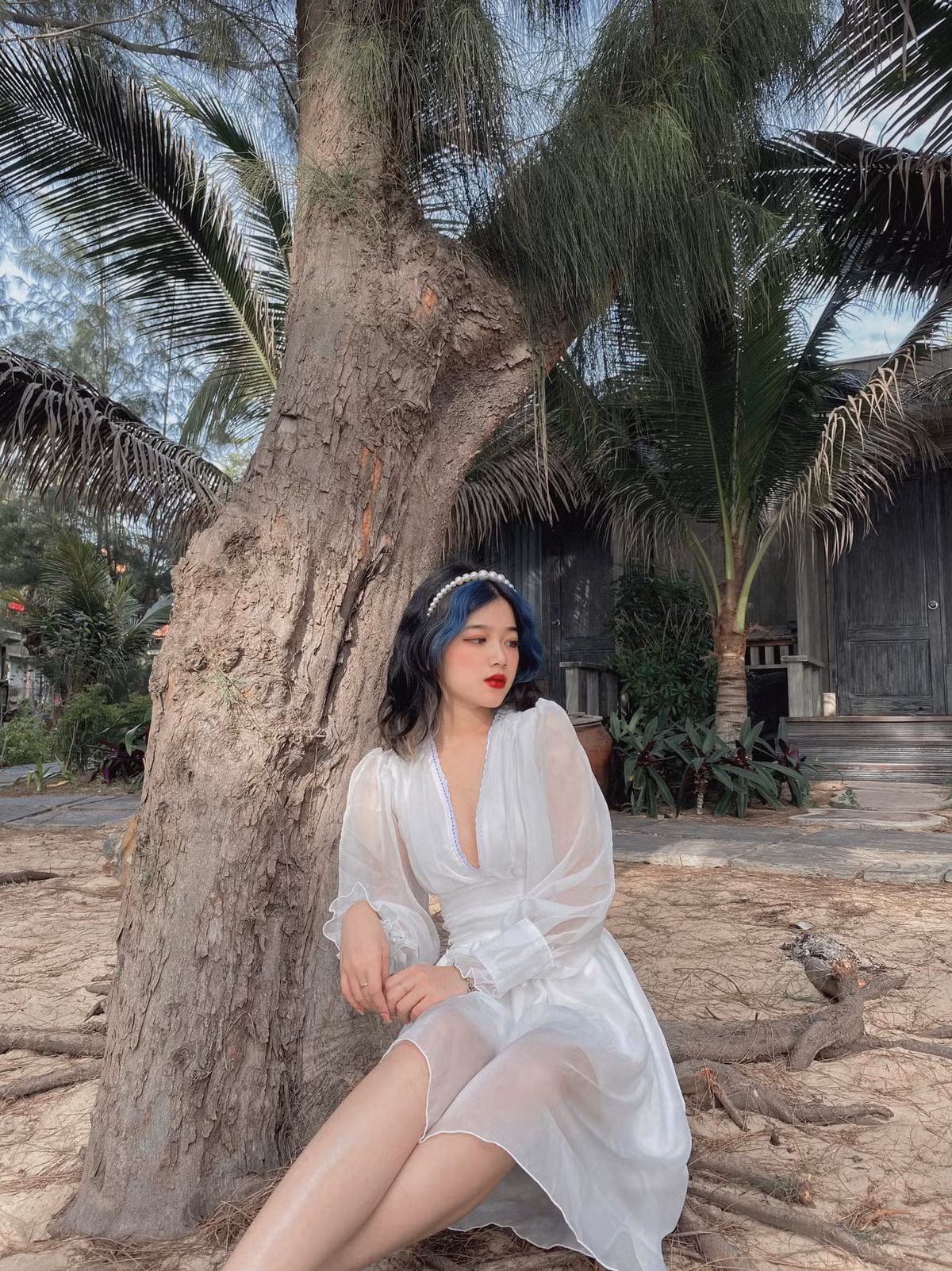 Khánh Ly hiện tại là sinh viên trường Đại học Hà Nội. Kể từ khi nổi tiếng, gái xinh 2K dần chuyển hướng sang phong cách gợi cảm hơn.