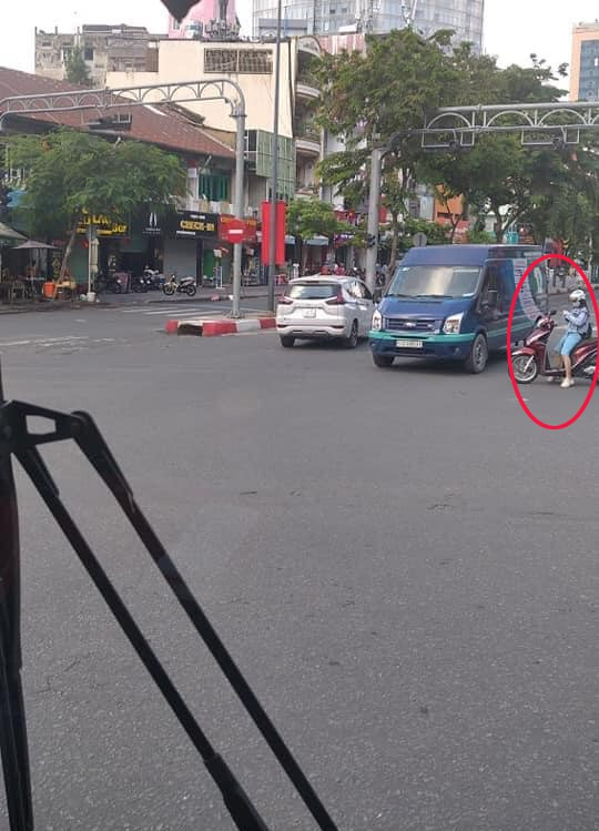 Mặc dù có xe lớn chạy qua nhưng cô gái này vẫn không mảy may để ý đến.