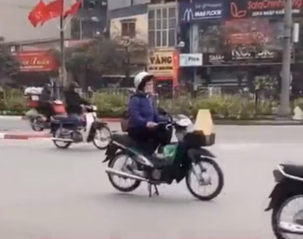 Trong đoạn clip ngắn ghi lại cho thấy, người phụ nữ này đã dựng hẳn xe ngay giữa đường nhiều người qua lại, ngồi trên yên và có động tác giống ngồi thiền, trên đầu vẫn đội mũ bảo hiểm.