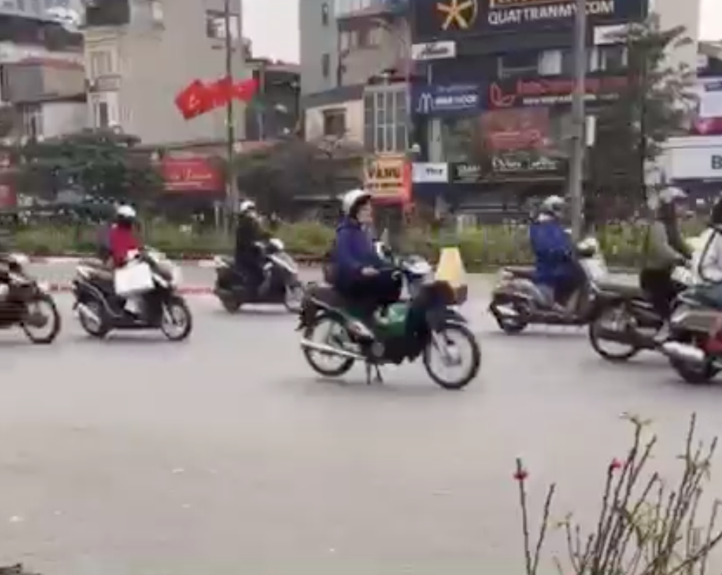 Hành động vô ý thức của chị gái này nhanh chóng trở thành chủ đề bàn tán của cộng đồng mạng. Phần lớn mọi người đều bức xúc với cách dừng xe không đúng chỗ, bởi lẽ nó có thể gây nguy hiểm cho bản thân cô cũng như những phương tiện đang tham gia giao thông đúng luật.